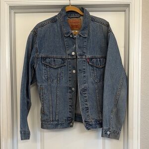 Levi's Blue Lightweight Denim Jacket with Classic Design